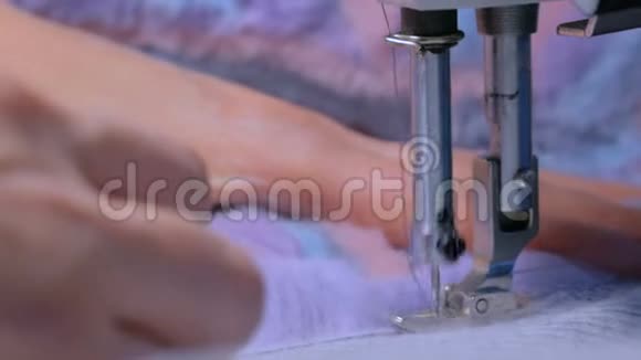 裁缝用缝纫机缝制毛皮大衣视频的预览图