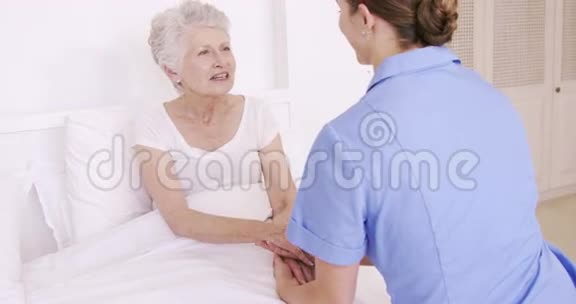 护士和床上的老女人说话视频的预览图