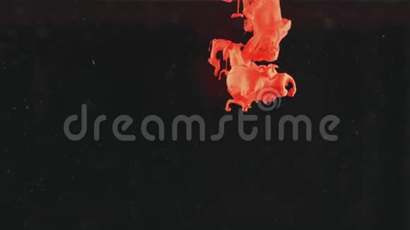 红色油漆滴在水里视频的预览图