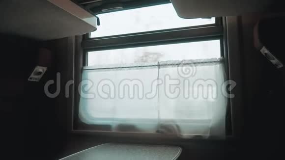 概念火车旅程旅行生活方式美丽的景色从火车的窗口铁路旅行俄罗斯冬季视频的预览图