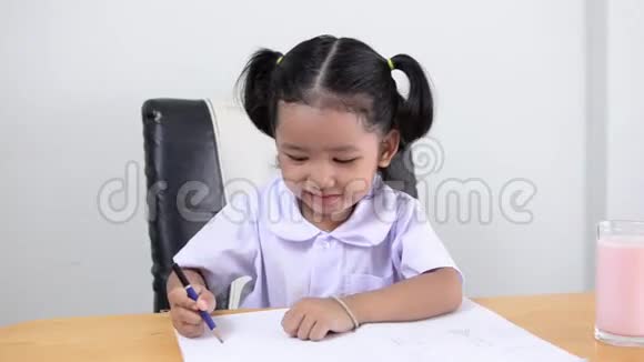 亚洲孩子泰国学生女孩视频的预览图