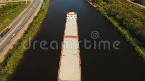 鸟瞰河上的驳船视频的预览图