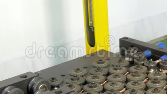 工业数控机床金属铜管弯曲在工厂里视频的预览图