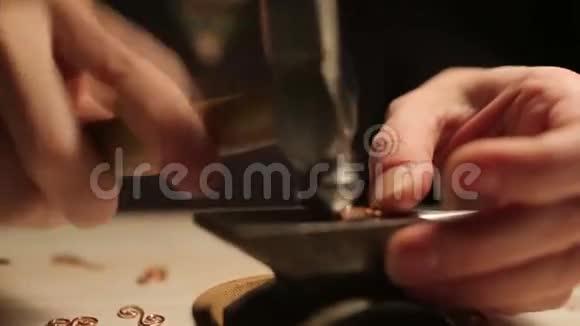女性手工制作的珠宝视频的预览图