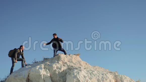 两个男子游客徒步旅行冒险生活方式登山者爬山慢动作视频徒步旅行继续视频的预览图