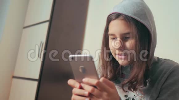 网上购物小女孩的生活方式写了一条信息聊天在社交媒体信使儿童技术和视频的预览图