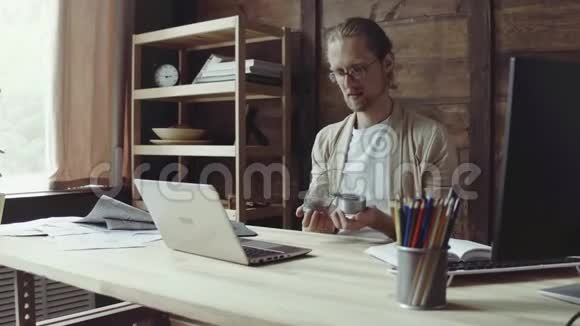 自由职业者在家里用笔记本电脑工作视频的预览图