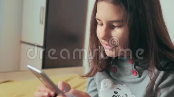 网上购物小少女在生活方式社交媒体信使上写了一条聊天信息儿童技术和视频的预览图