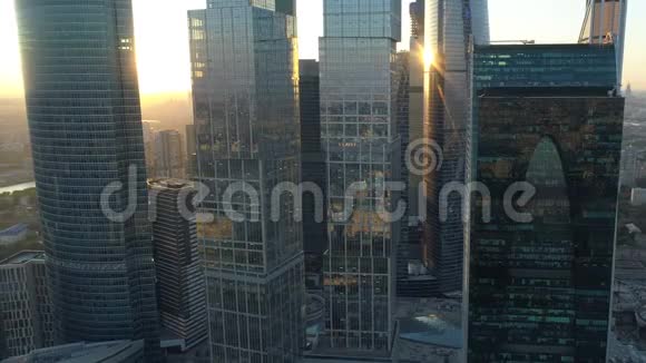 莫斯科国际商务中心摩天大楼的日落空中拍摄视频的预览图