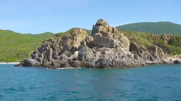 岩石悬崖和海水景观中的蓝色蔚蓝的海水和岸边的山崖海洋中的落基山视频的预览图