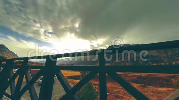 高山景观高台木栅栏随云的时间推移水平滑块运动视频的预览图