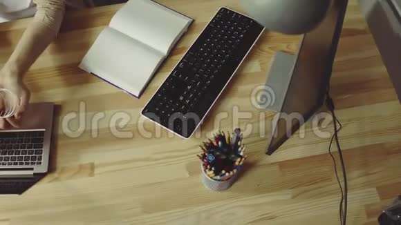 家庭办公室工作的自由职业者视频的预览图
