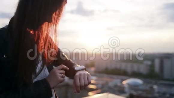 女人用她的智能手表触摸屏设备视频的预览图