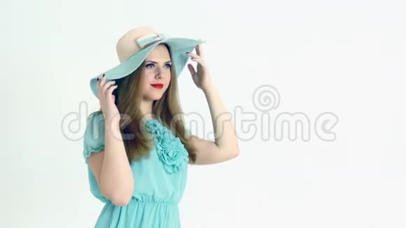 戴着大帽子摆姿势的年轻女人视频的预览图