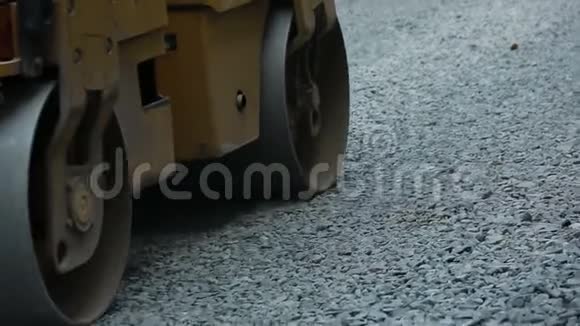 道路压路机在道路建设上视频的预览图