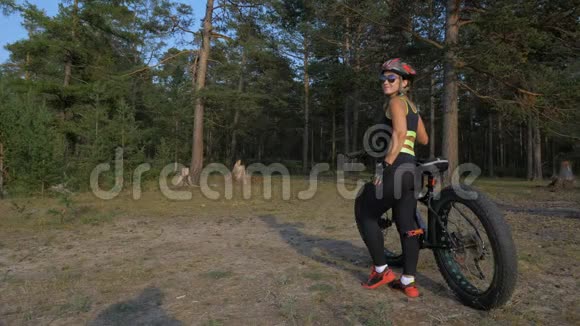 在夏天骑在森林里的胖自行车也叫胖自行车或胖轮胎自行车视频的预览图