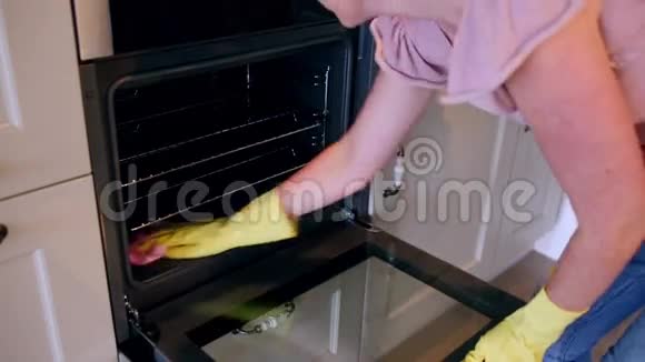 女人打扫烤箱视频的预览图