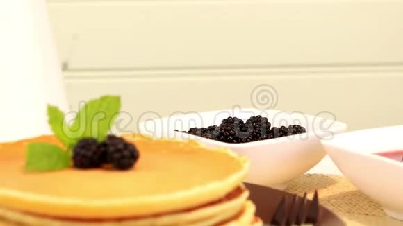 新鲜黑莓的煎饼视频的预览图