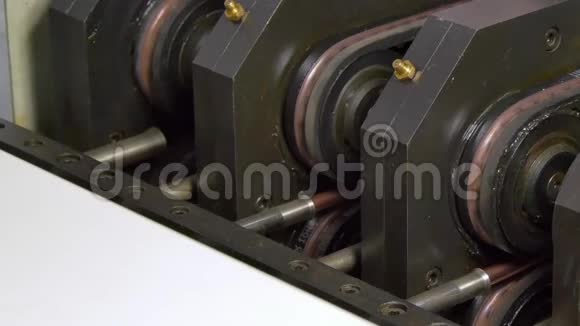 工业数控机床金属铜管弯曲在工厂里视频的预览图