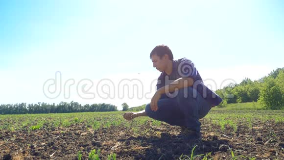 男人农民手里握着新鲜的土壤慢动作视频人的地面泥土保持泥土春天的象征视频的预览图
