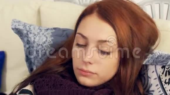 生病的女人在床上用纸巾吹鼻子视频的预览图