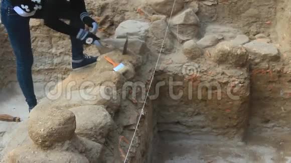 在康森塔进行考古发掘视频的预览图