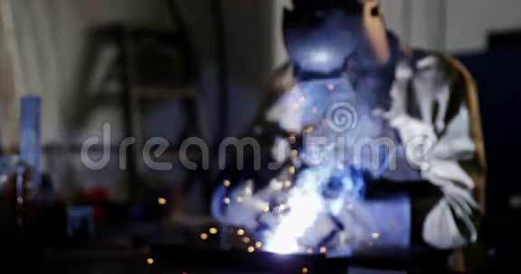 焊工焊接金属视频的预览图