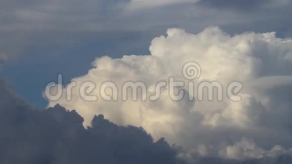 云背景白色灰色蓝天视频的预览图
