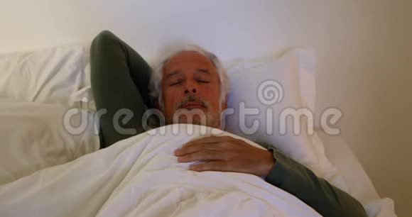 睡在卧室4k的老人视频的预览图