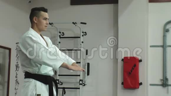 肌肉发达的年轻人练武术视频的预览图