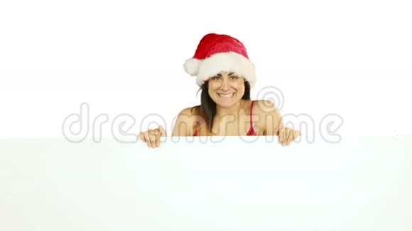 戴着圣诞帽的美女黑发展示白色海报视频的预览图