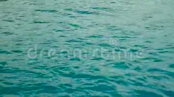 水在蔚蓝的水面上荡漾视频的预览图