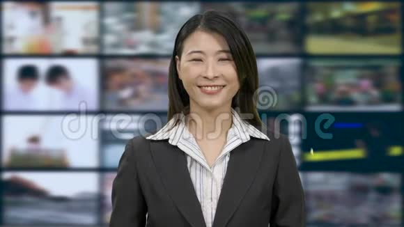 中国新闻女主播在演播室视频的预览图