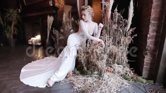 时尚的金发新娘化妆的白色婚纱视频的预览图