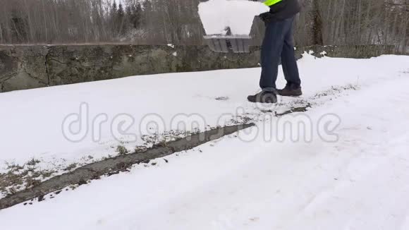 看门人从雪地上清理人行道视频的预览图