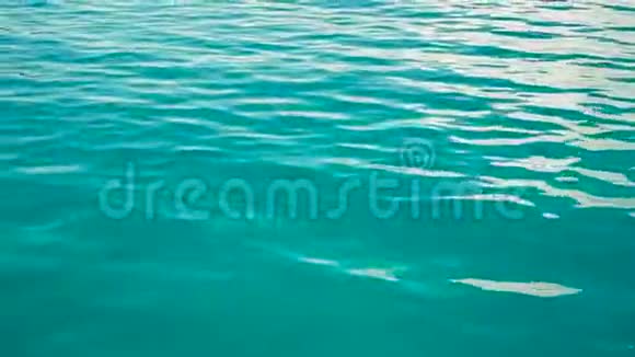 水在蔚蓝的水面上荡漾视频的预览图