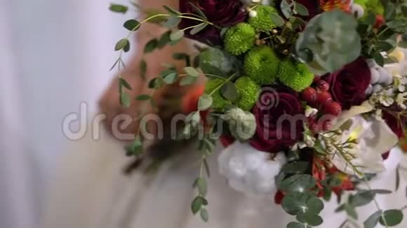 新娘手中的婚礼花束视频的预览图