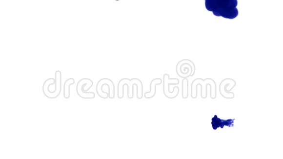 大量的孤立的蓝色墨水注入蓝色染料混合在水中慢镜头使用inky背景或视频的预览图