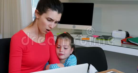 母女用笔记本电脑4k视频的预览图