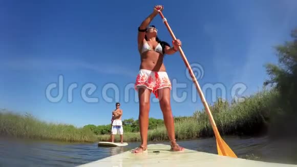 女人站起来划桨视频的预览图
