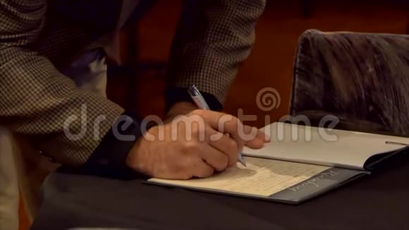 在葬礼上签署纪念册视频的预览图