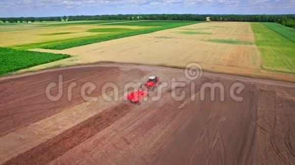 农用拖拉机带拖车耕田农村农业视频的预览图