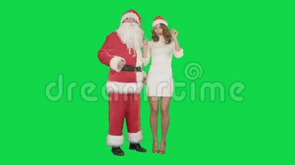 美丽的快乐女人和圣诞老人跳舞视频的预览图