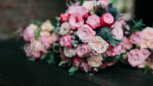 带玫瑰的婚礼花束视频的预览图