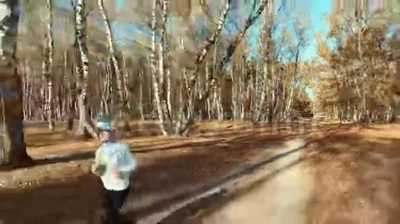 早上在森林里奔跑的女孩体育运动视频的预览图