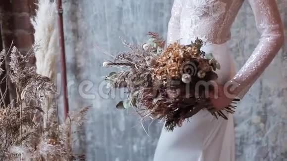 美丽的新娘正在举行一场五彩缤纷的婚礼视频的预览图