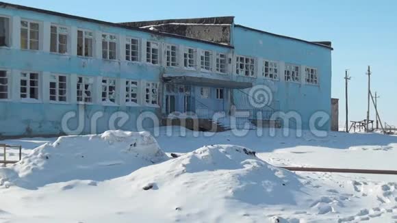 俄罗斯北部楚科卡市煤矿废弃房屋视频的预览图