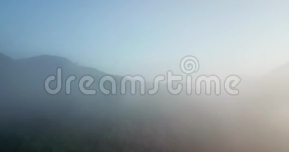 史诗般的空中飞行通过山云在日出美丽的早晨视频的预览图