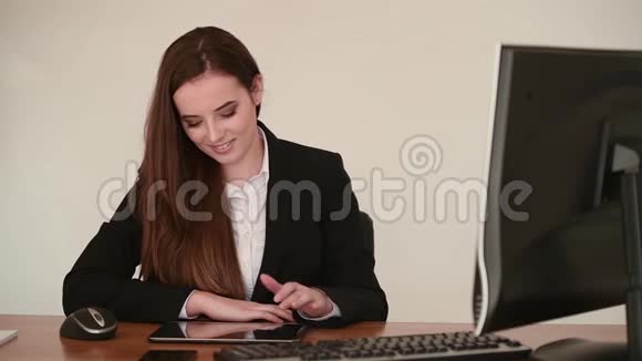 有魅力的商务女性按下虚拟按钮视频的预览图