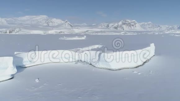 北冰洋极地冰冻海洋鸟瞰图视频的预览图